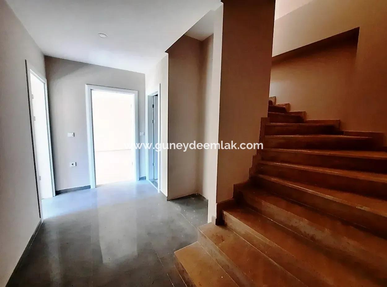 Marmaris Merkezde Ortak Yüzme Havuzlu 3+1 Sıfır Dubleks Satılık