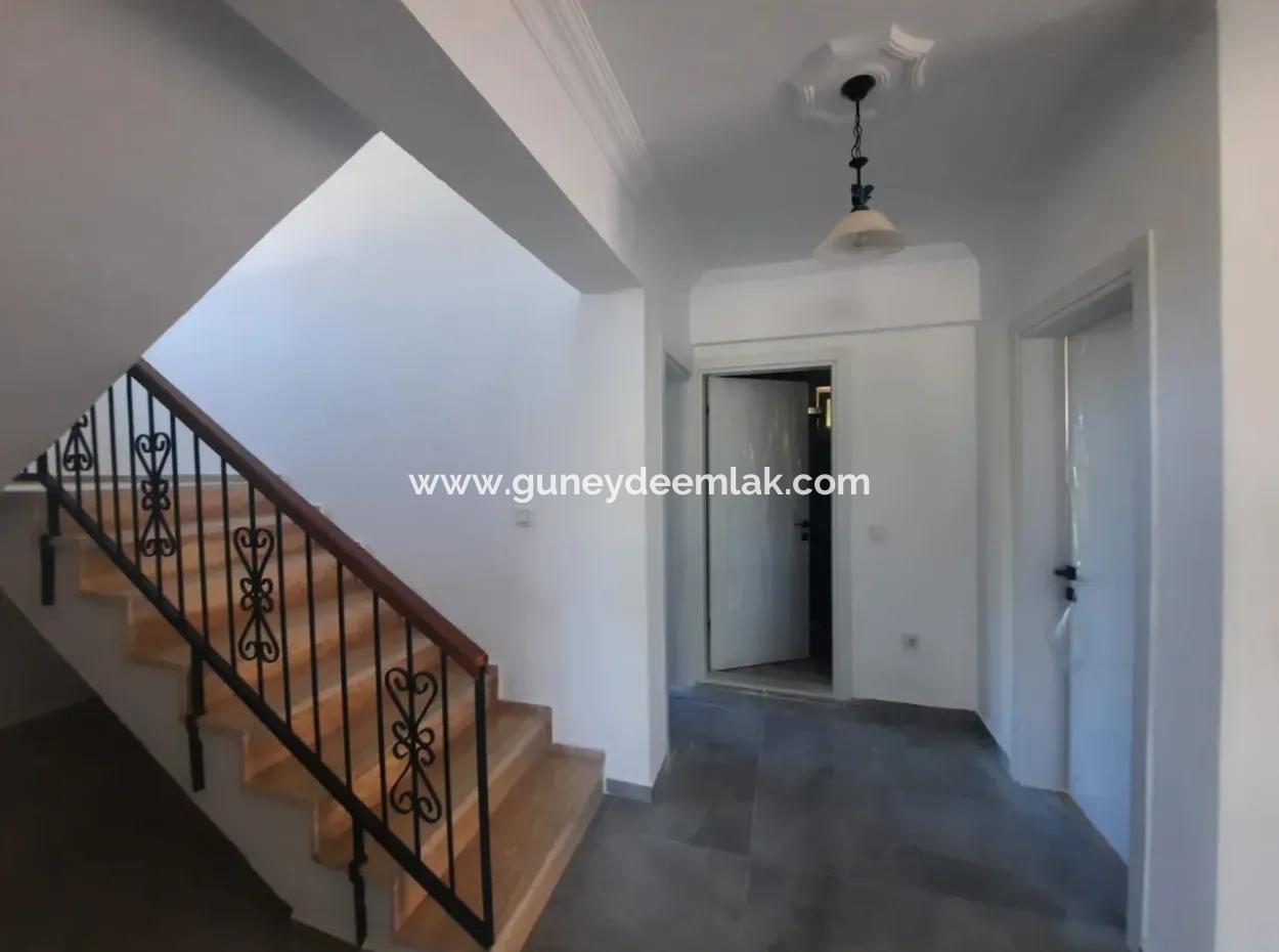 Köyceğizde Göle Yakın Yüzme Havuzlu 7+1 Müstakil Tripleks Satılık