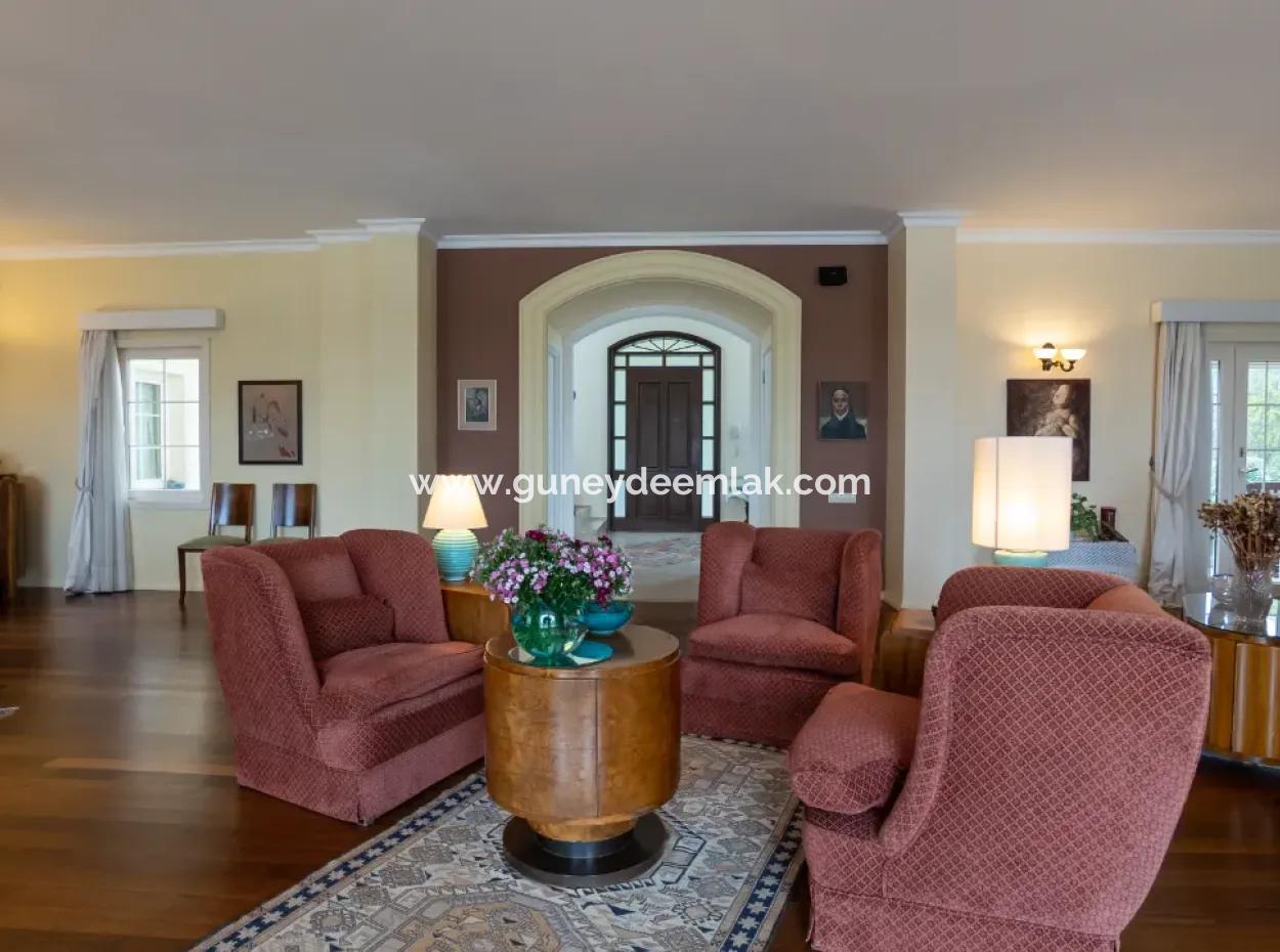 İstanbul Zekeriyaköyde Satılık 2300 M2 Arsada  7+1 Müstakil Lüks Ev