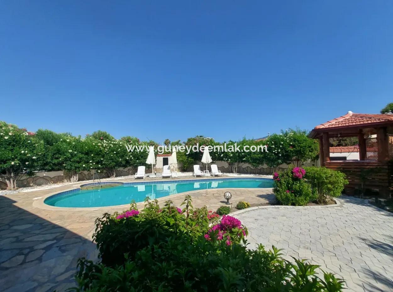 Dalyanda 580 M2 Arsada 120 M2  Yüzme Havuzlu Tek Katlı Kelepir  3+1 Ev Satılık