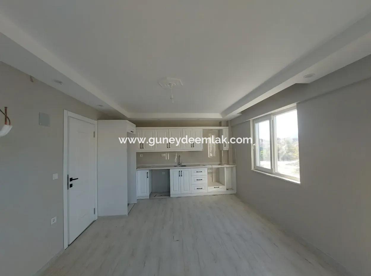 Muğla Ortaca Merkezde Yüzme Havuzlu Sıfır 3 Katlı Binanın Orta Katında Bulunan 1+1 Daire Satılık