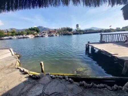 Köyceğiz Çandır Dalyan Kanalına Sıfır 865 M2 Ev Ve Restaurant  Satılık