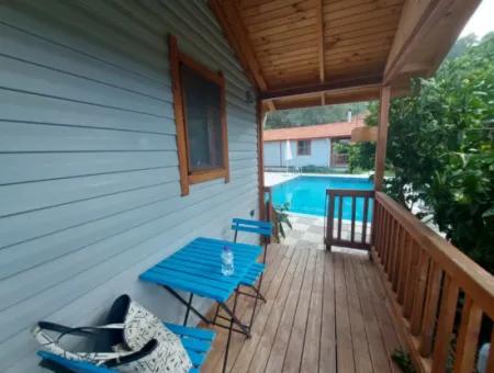 Muğla Ortaca Gökbel  Doga İçinde  Yüzme Havuzlu 1+1 Ahşap Eşyalı Bungalov Kiralık