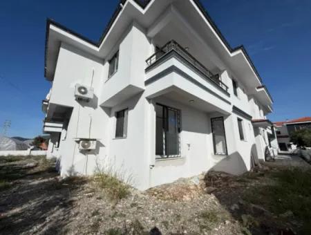 Muğla Ortaca Merkezde Yüzme Havuzlu Sıfır 3 Katlı Binanın Orta Katında Bulunan 1+1 Daire Satılık